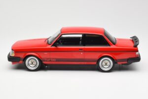 Volvo 240 Turbo Vermelho Custom IXO 1:18 18CMC177 Metal - imagem 3 de 5