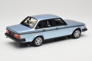 Volvo 244 Turbo Azul Claro DNA 1:18 DNA000135 Metal - imagem 2 de 6