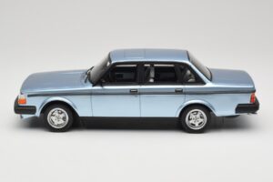 Volvo 244 Turbo Azul Claro DNA 1:18 DNA000135 Metal - imagem 3 de 6