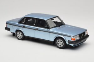 Volvo 244 Turbo Azul Claro DNA 1:18 DNA000135 Metal - imagem 4 de 6