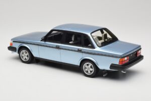 Volvo 244 Turbo Azul Claro DNA 1:18 DNA000135 Metal - imagem 5 de 6
