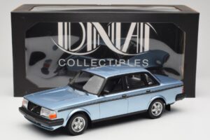 Volvo 244 Turbo Azul Claro DNA 1:18 DNA000135 Metal - imagem 6 de 6