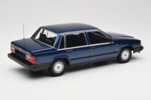 Volvo 740 GL Dark Blue Metallic Minichamps 1:18 155171701 Metal - imagem 2 de 6