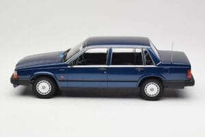 Volvo 740 GL Dark Blue Metallic Minichamps 1:18 155171701 Metal - imagem 3 de 6
