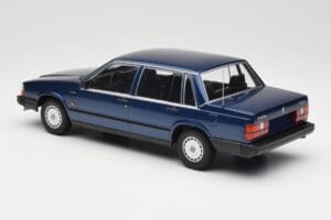 Volvo 740 GL Dark Blue Metallic Minichamps 1:18 155171701 Metal - imagem 5 de 6