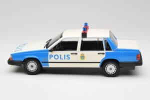 Volvo 740 GL Polícia Sueca Minichamps 1:18 155171791 Metal - imagem 3 de 6