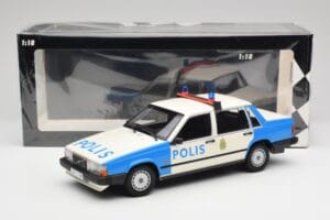 Volvo 740 GL Polícia Sueca Minichamps 1:18 155171791 Metal - imagem 6 de 6