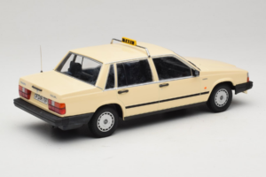 Volvo 740 GL Taxi Alemanha Minichamps 1:18 155171792 Metal - imagem 2 de 6