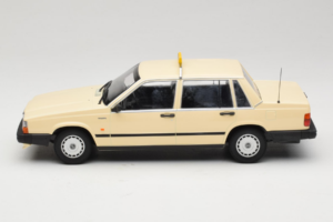 Volvo 740 GL Taxi Alemanha Minichamps 1:18 155171792 Metal - imagem 3 de 6