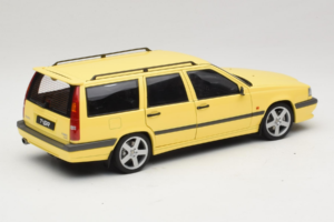 Volvo 850 T-5R Break Cream Yellow AUTOart 1:18 79506 Metal - imagem 3 de 8