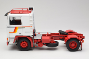 Volvo F12 Branco Vermelho Road Kings 1:18 RK180031 Metal - imagem 4 de 8