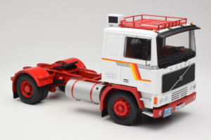 Volvo F12 Branco Vermelho Road Kings 1:18 RK180031 Metal - imagem 6 de 8