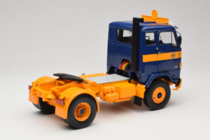Volvo F88 Azul Escuro Amarelo MCG 1:18 MCG18140 Metal - imagem 3 de 8