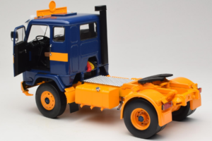 Volvo F88 Azul Escuro Amarelo MCG 1:18 MCG18140 Metal - imagem 5 de 8