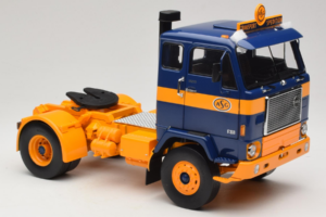 Volvo F88 Azul Escuro Amarelo MCG 1:18 MCG18140 Metal - imagem 6 de 8