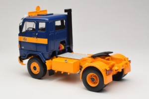 Volvo F88 Azul Escuro Amarelo MCG 1:18 MCG18140 Metal - imagem 7 de 8