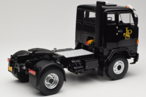 Volvo F88 John Player Special Black MCG 1:18 MCG18217 Metal - imagem 3 de 8