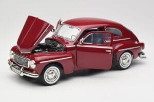 Volvo PV544 Cherry Red Revell 1:18 08887 Metal - imagem 2 de 8