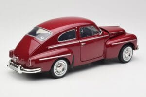 Volvo PV544 Cherry Red Revell 1:18 08887 Metal - imagem 3 de 8