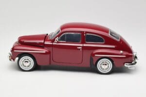 Volvo PV544 Cherry Red Revell 1:18 08887 Metal - imagem 4 de 8