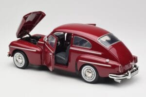 Volvo PV544 Cherry Red Revell 1:18 08887 Metal - imagem 5 de 8