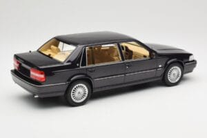 Volvo S90 Royal Violet DNA 1:18 DNA000089 Metal - imagem 2 de 6