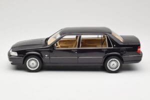Volvo S90 Royal Violet DNA 1:18 DNA000089 Metal - imagem 3 de 6