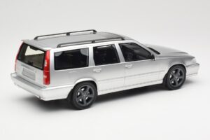 Volvo V70 R P80 Prata DNA 1:18 DNA000155 Metal - imagem 2 de 6