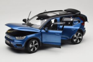 Volvo XC40 Recharge Azul Metalizado Paudi Model 1:18 2562373 Metal - imagem 2 de 8
