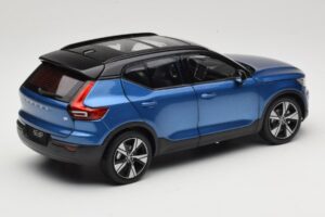 Volvo XC40 Recharge Azul Metalizado Paudi Model 1:18 2562373 Metal - imagem 3 de 8