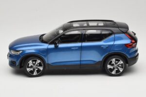 Volvo XC40 Recharge Azul Metalizado Paudi Model 1:18 2562373 Metal - imagem 4 de 8