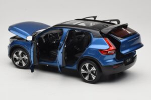 Volvo XC40 Recharge Azul Metalizado Paudi Model 1:18 2562373 Metal - imagem 5 de 8