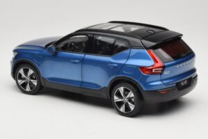 Volvo XC40 Recharge Azul Metalizado Paudi Model 1:18 2562373 Metal - imagem 7 de 8