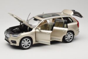Volvo XC90 Luminous Sand Yellow Paudi Model 1:18 9430841 Metal - imagem 2 de 8