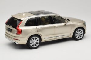 Volvo XC90 Luminous Sand Yellow Paudi Model 1:18 9430841 Metal - imagem 3 de 8
