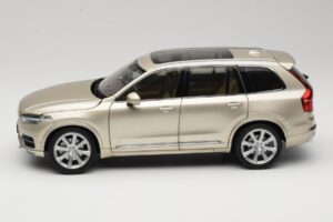 Volvo XC90 Luminous Sand Yellow Paudi Model 1:18 9430841 Metal - imagem 4 de 8
