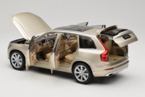 Volvo XC90 Luminous Sand Yellow Paudi Model 1:18 9430841 Metal - imagem 5 de 8