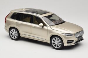 Volvo XC90 Luminous Sand Yellow Paudi Model 1:18 9430841 Metal - imagem 6 de 8