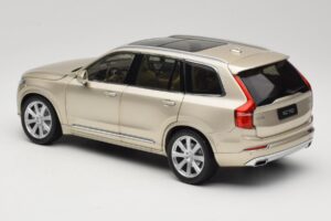 Volvo XC90 Luminous Sand Yellow Paudi Model 1:18 9430841 Metal - imagem 7 de 8