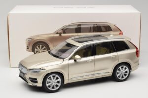 Volvo XC90 Luminous Sand Yellow Paudi Model 1:18 9430841 Metal - imagem 8 de 8