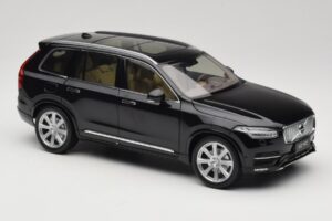 Volvo XC90 Onyx Black Paudi Model 1:18 9430842 Metal - imagem 6 de 8