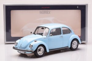 Volkswagen Beetle 1303 Azul Claro Norev 1:18 188532 Metal - imagem 6 de 6