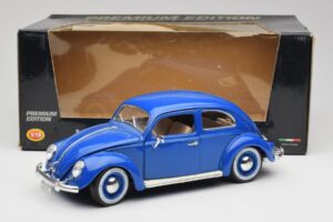 Volkswagen Beetle Azul Bburago 1:18 23124646 Metal - imagem 8 de 8