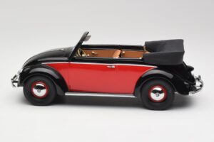 Volkswagen Beetle Cabriolet Preto & Vermelho Minichamps 1:18 107054132 Resina - imagem 3 de 6