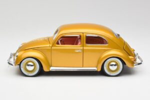 Volkswagen Beetle Dourado Bburago 1:18 3361 Metal - imagem 4 de 8