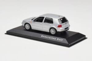 Volkswagen Golf Mk4 Reflex Prata Minichamps 1:43 4527111022 Metal - imagem 3 de 4