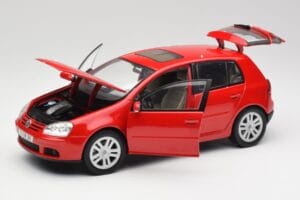 Volkswagen Golf Mk5 4-Door Tornado Vermelho Bburago 1:18 GOLF001 Metal - imagem 2 de 8