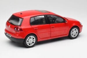 Volkswagen Golf Mk5 4-Door Tornado Vermelho Bburago 1:18 GOLF001 Metal - imagem 3 de 8