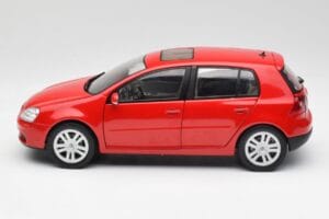 Volkswagen Golf Mk5 4-Door Tornado Vermelho Bburago 1:18 GOLF001 Metal - imagem 4 de 8