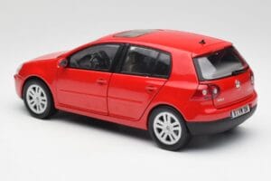 Volkswagen Golf Mk5 4-Door Tornado Vermelho Bburago 1:18 GOLF001 Metal - imagem 7 de 8